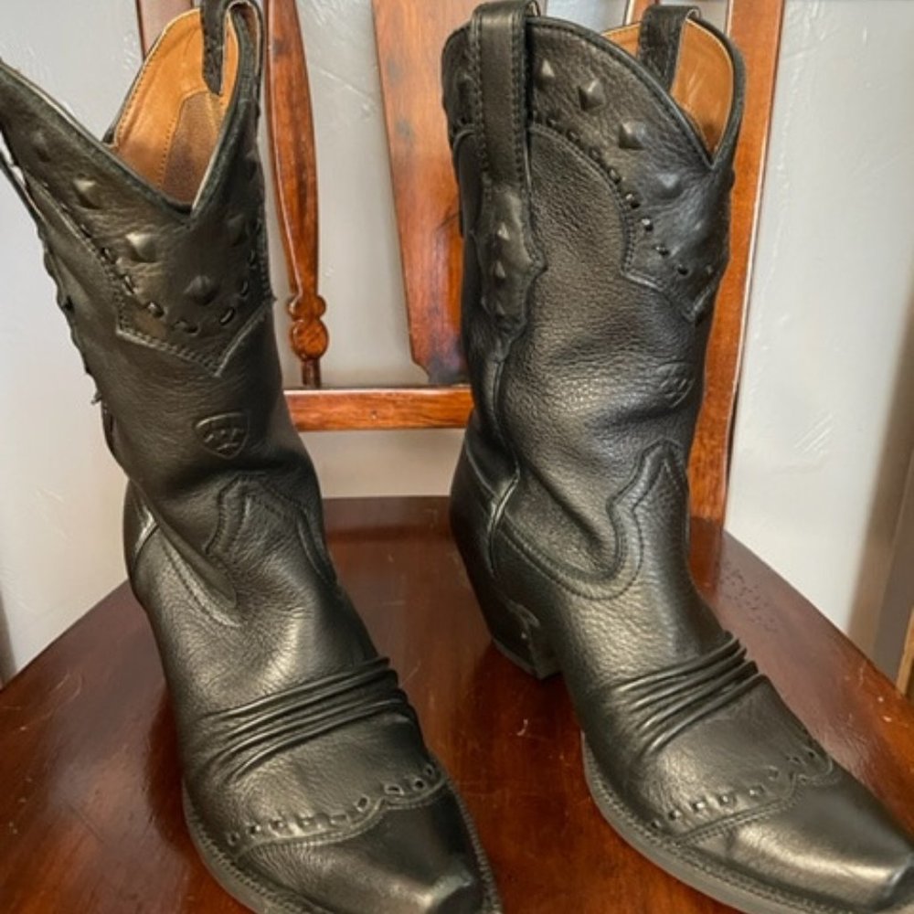 Ariat Boots,  Color: Black  Size: 6B